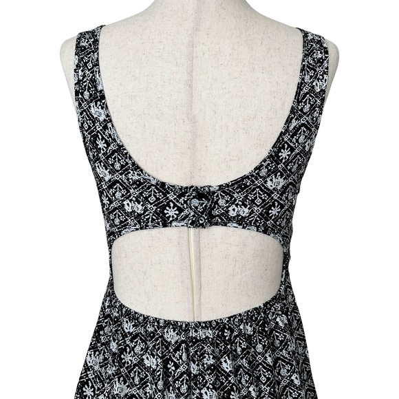 Flowy Abstract Pattern Mini Dress with Keyhole Cutout Back - XS - Black & White - Picture 5 of 11